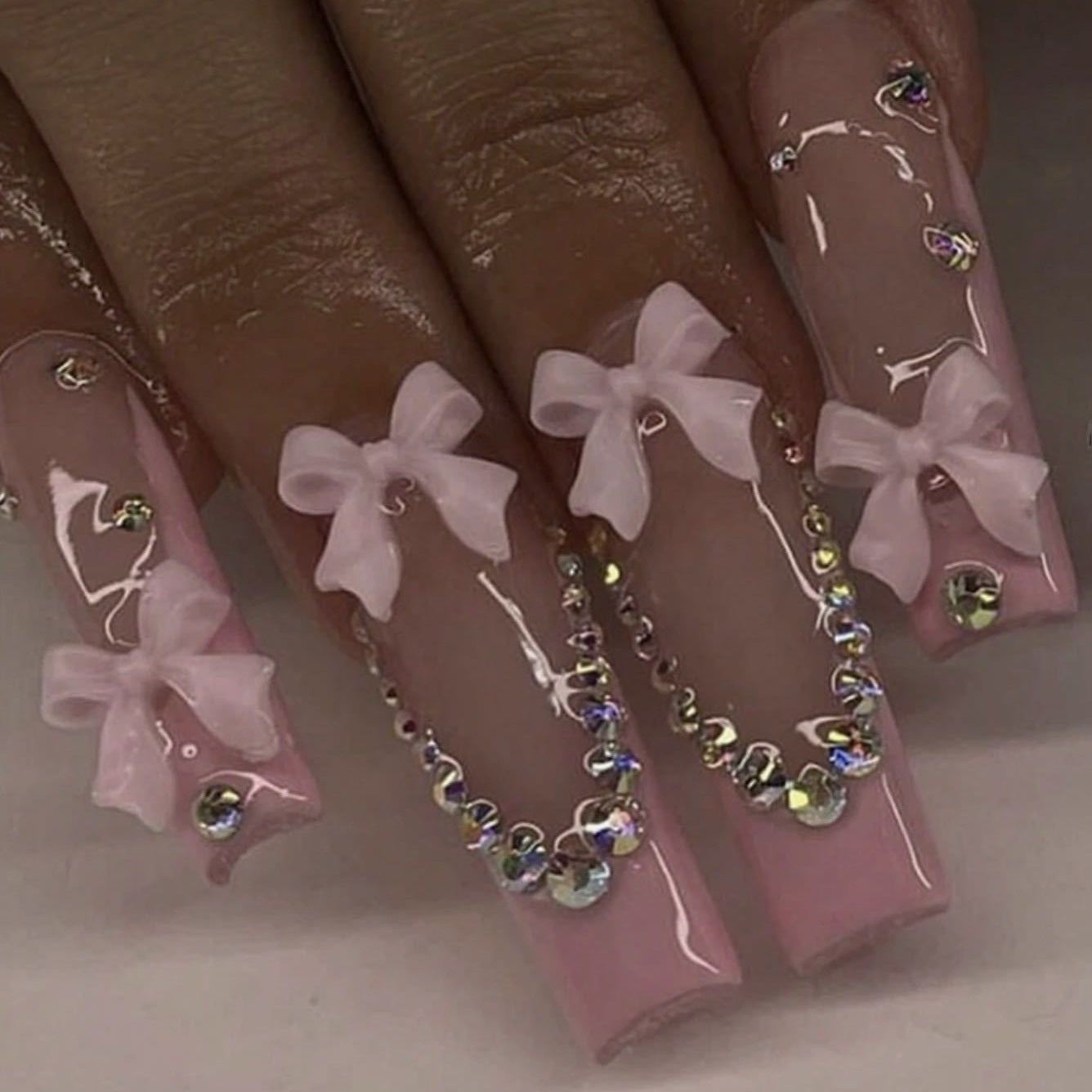 Kunstnagelset mit filigranen Bogenverzierungen und Strassdetails Brehn