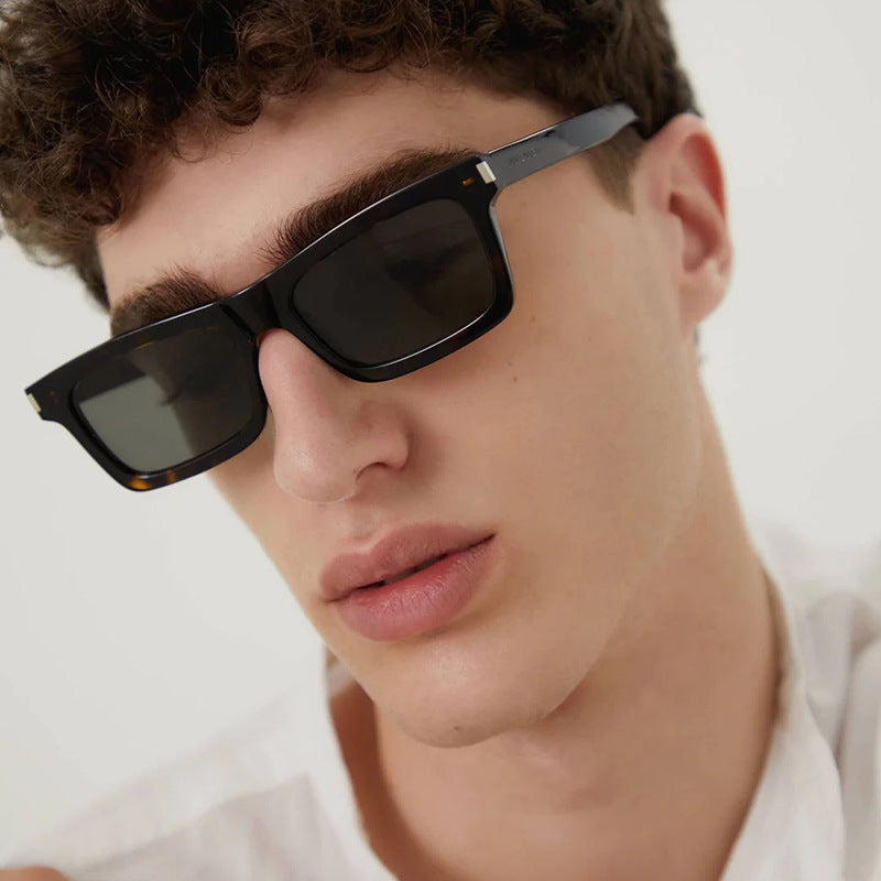 Damen quadratische Sonnenbrille mit transparenten Gläsern und stilvollem Design Brehn
