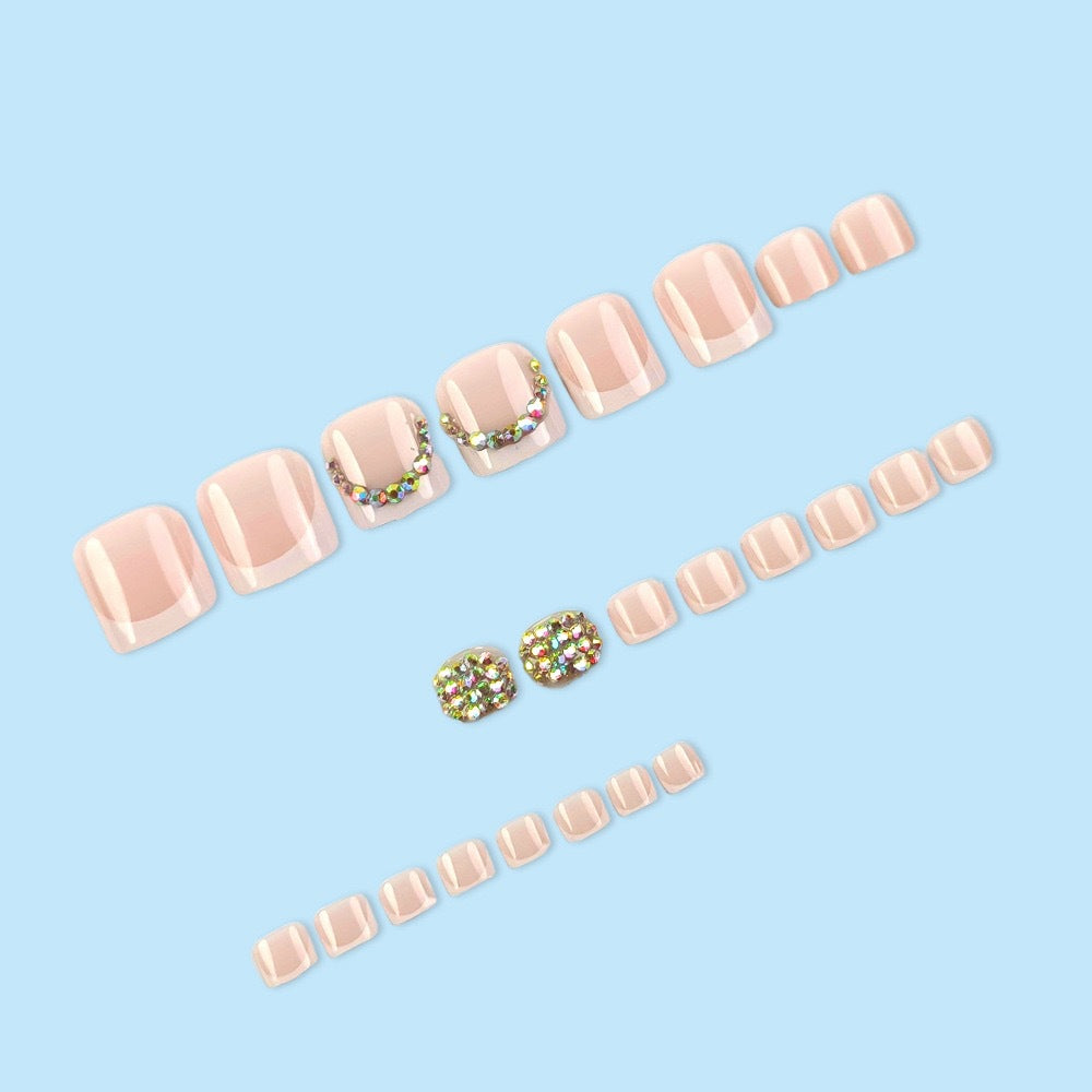 Elegante Fußnagelkunst mit Glitzerverzierungen Brehn