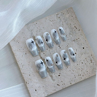 Künstlerisches Press-On Nagelkunstset mit Herz- und himmlischen Designs