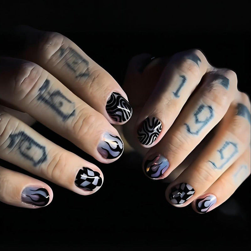 Kunstnagelset mit auffälligen geometrischen Motiven Brehn