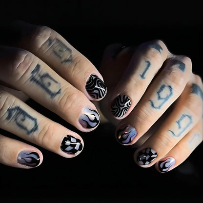 Kunstnagelset mit auffälligen geometrischen Motiven Brehn