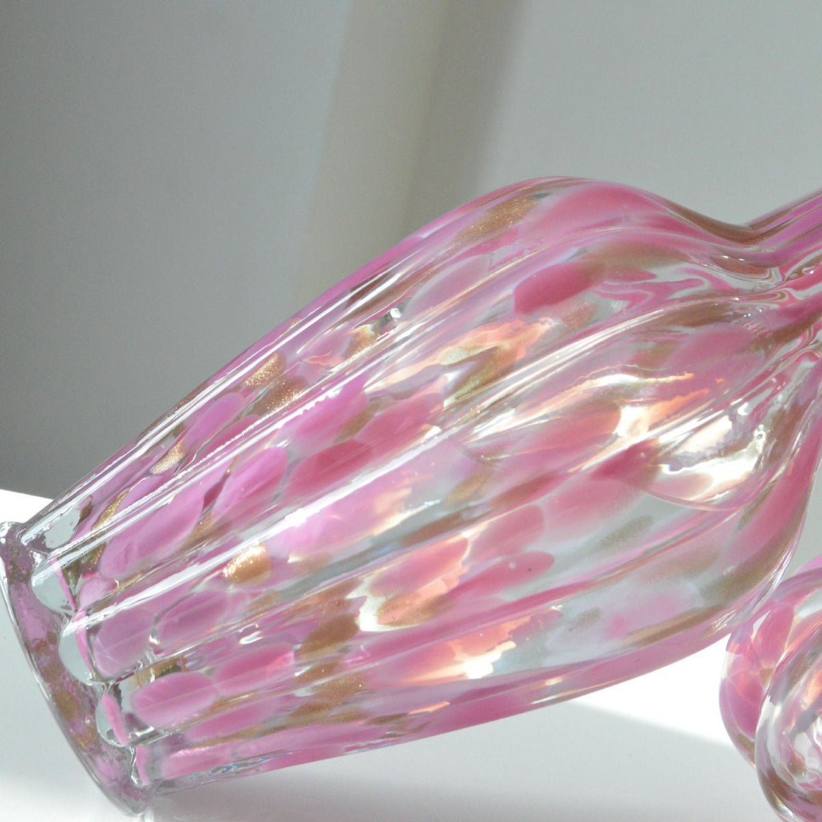 Mouthblown Ruffled-Rand bauchige Kunstglas Bud Vase Brehn