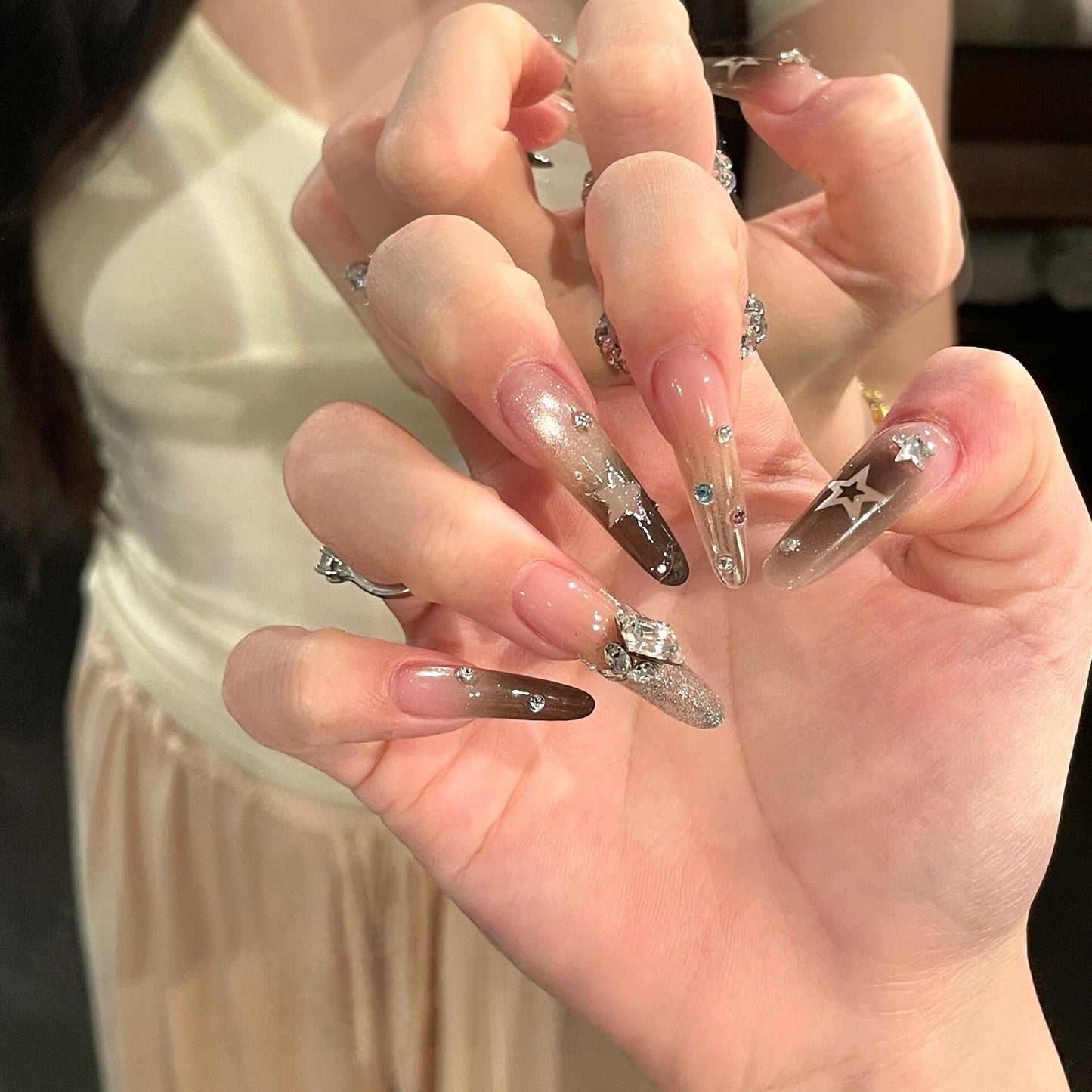 Glamouröse Kunstnägel mit Funkelnden Strass- und Sternendesigns Brehn