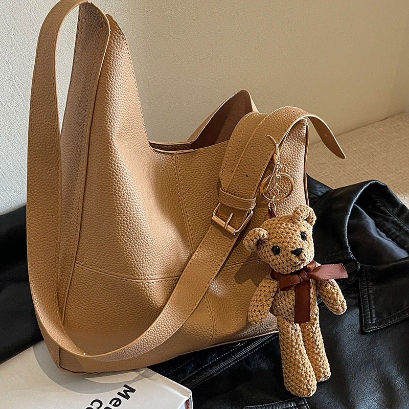 Lederhandtasche mit Teddy-Anhänger