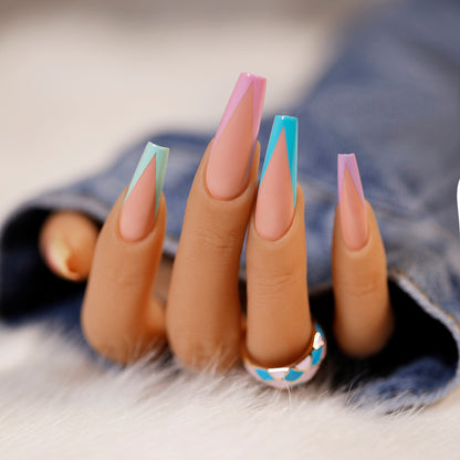 Nagelkunst mit Herz- und Lippenmotiven Brehn