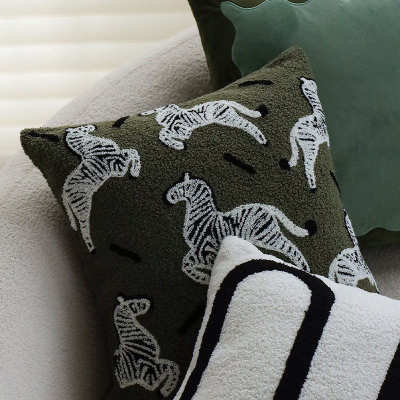 Quadratischer Zierkissenbezug im Teddy‑Bouclé mit erhabener Zebra‑Tuftapplikation Brehn