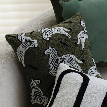 Quadratischer Zierkissenbezug im Teddy‑Bouclé mit erhabener Zebra‑Tuftapplikation Brehn