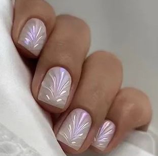Luxuriöse Nagelkunst mit schimmerndem Design Brehn