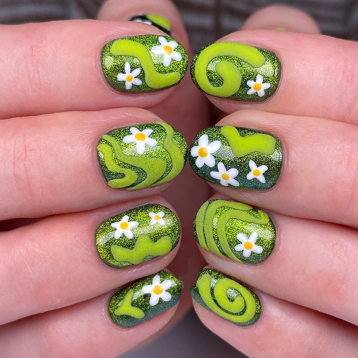 Kunstfingernägel mit Floralen und Glitzernden Akzenten Brehn