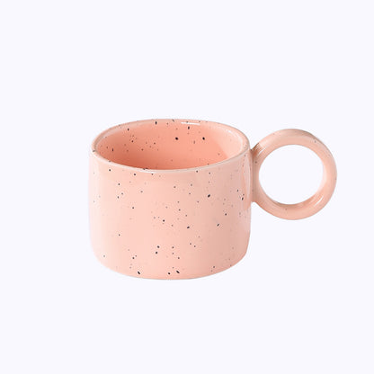 Keramik-Tasse mit herzförmigem Henkel und Sprenkel-Design