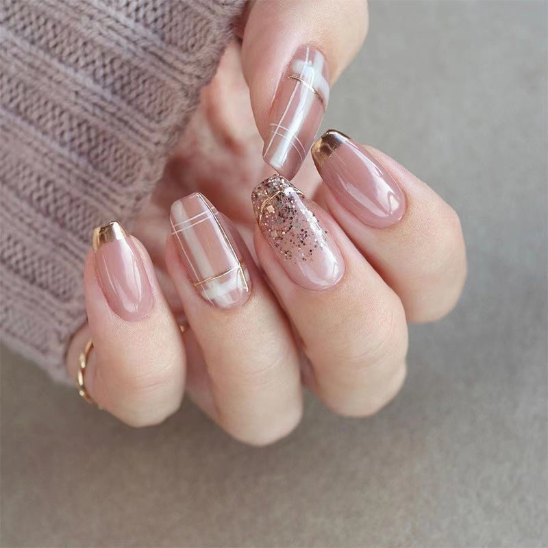 Kunstvolle Nagelverlängerungen mit Glitzer- und Goldakzenten Brehn
