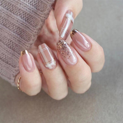 Kunstvolle Nagelverlängerungen mit Glitzer- und Goldakzenten Brehn