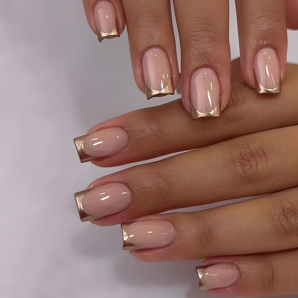 Elegante Kunstnägel mit Goldakzenten Brehn