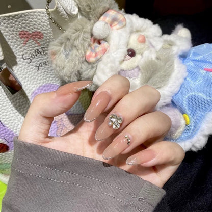 Kunstvolle Nagelkunst mit Strassverzierungen Brehn