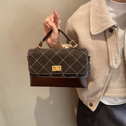 Gep quiltete Wildleder- und glänzende Leder-Handtasche