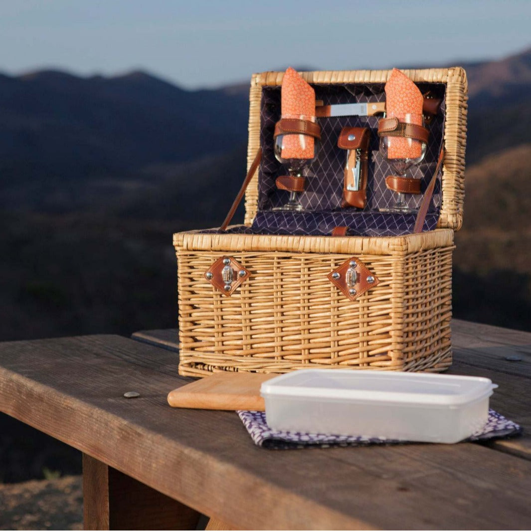 Damen Picknickkorb mit stilvollen Gläsern und Holzbrettern Brehn