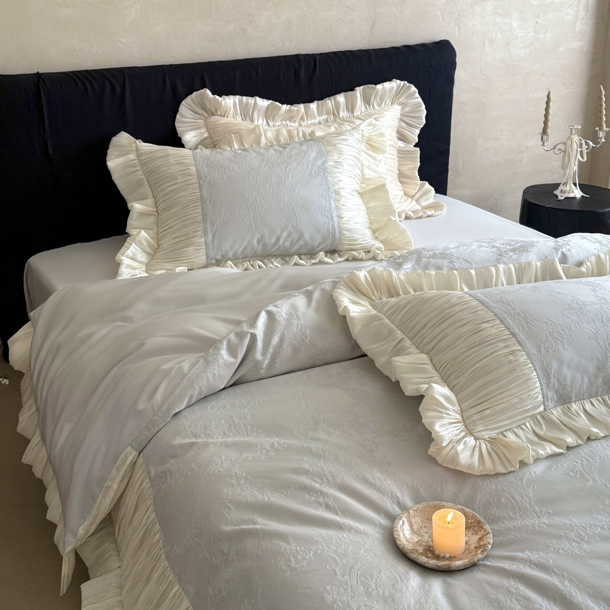 Luxuriöses Rüschen-Bettwäscheset aus Satin mit Jacquardmuster und Plisseekanten