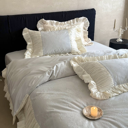 Luxuriöses Rüschen-Bettwäscheset aus Satin mit Jacquardmuster und Plisseekanten