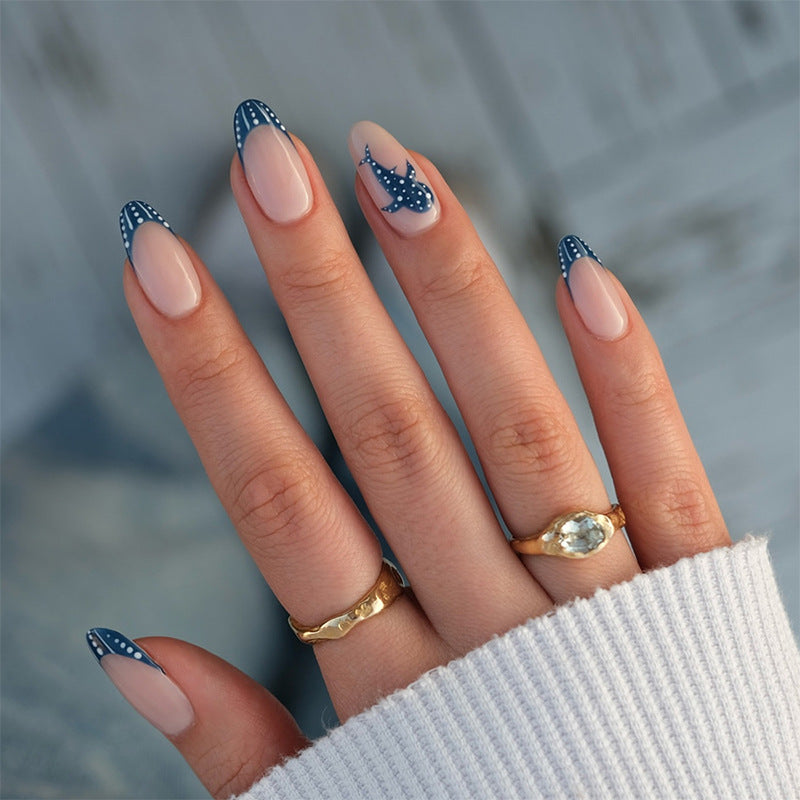 Künstlerisches Press-On-Nagelset mit dekorativem Walfischdesign Brehn