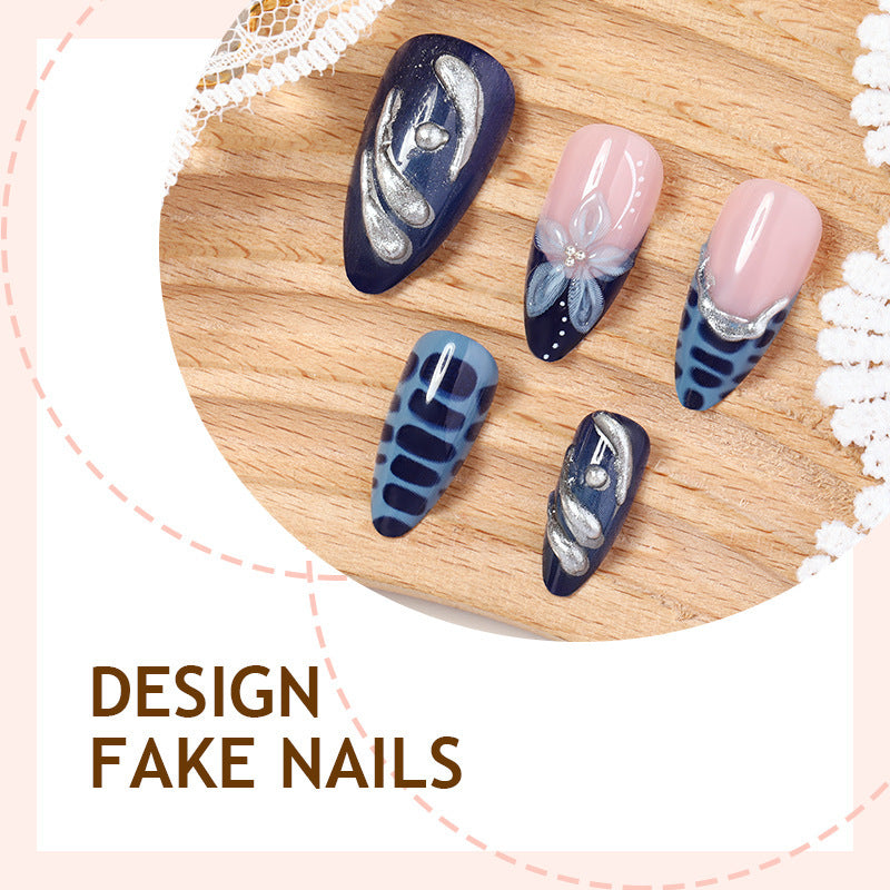 Kunstnagelset mit elegantem maritimem Design und funkelnden Verzierungen Brehn