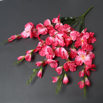 Lebensechte dekorative Blumenstrauß