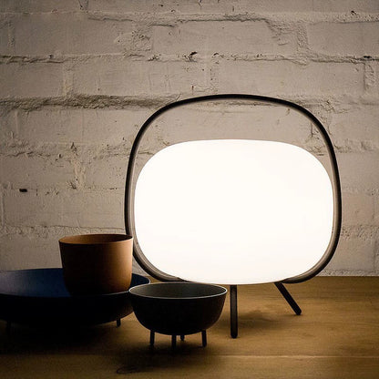 Moderne Minimalistische Tischlampe mit elegantem geschwungenem Design