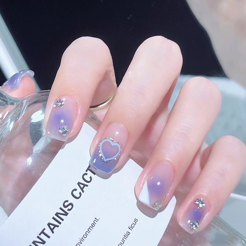 Kunstnagelset mit funkelnden Glitzer- und holografischen Akzenten Brehn