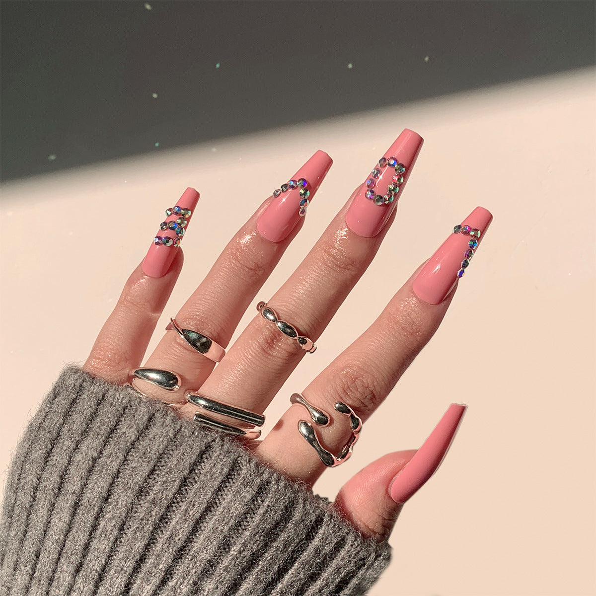 Künstliche Nagelverlängerungen mit eleganten Strassverzierungen Brehn