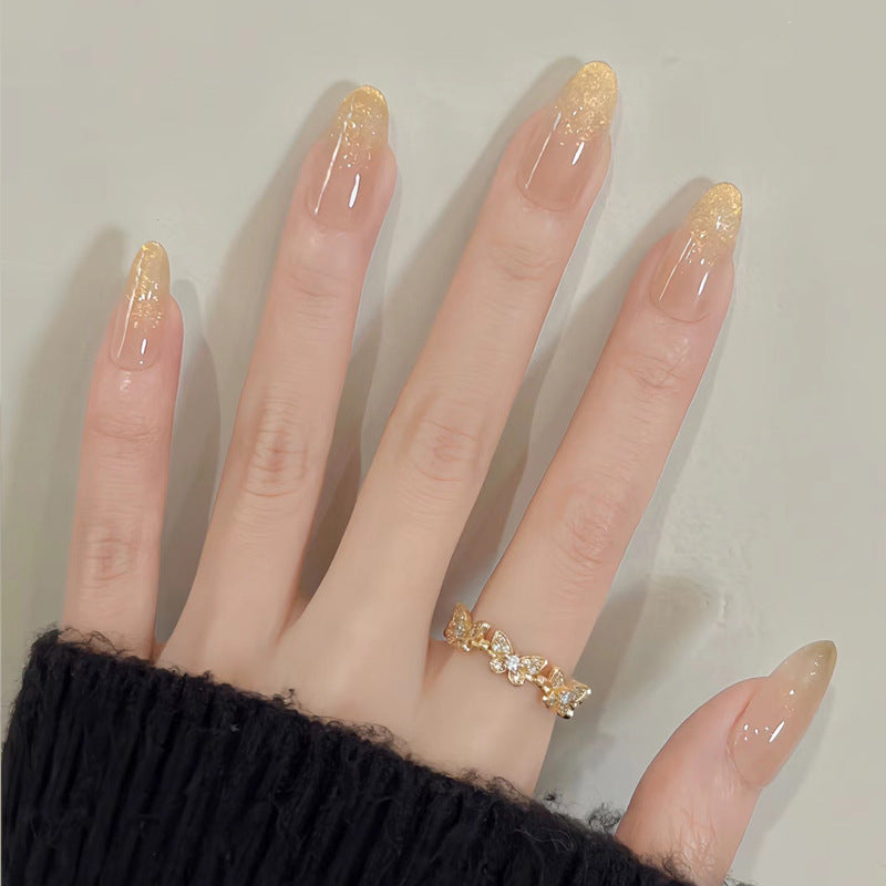 Elegante Druck-Nageltips mit goldenen Akzenten Brehn
