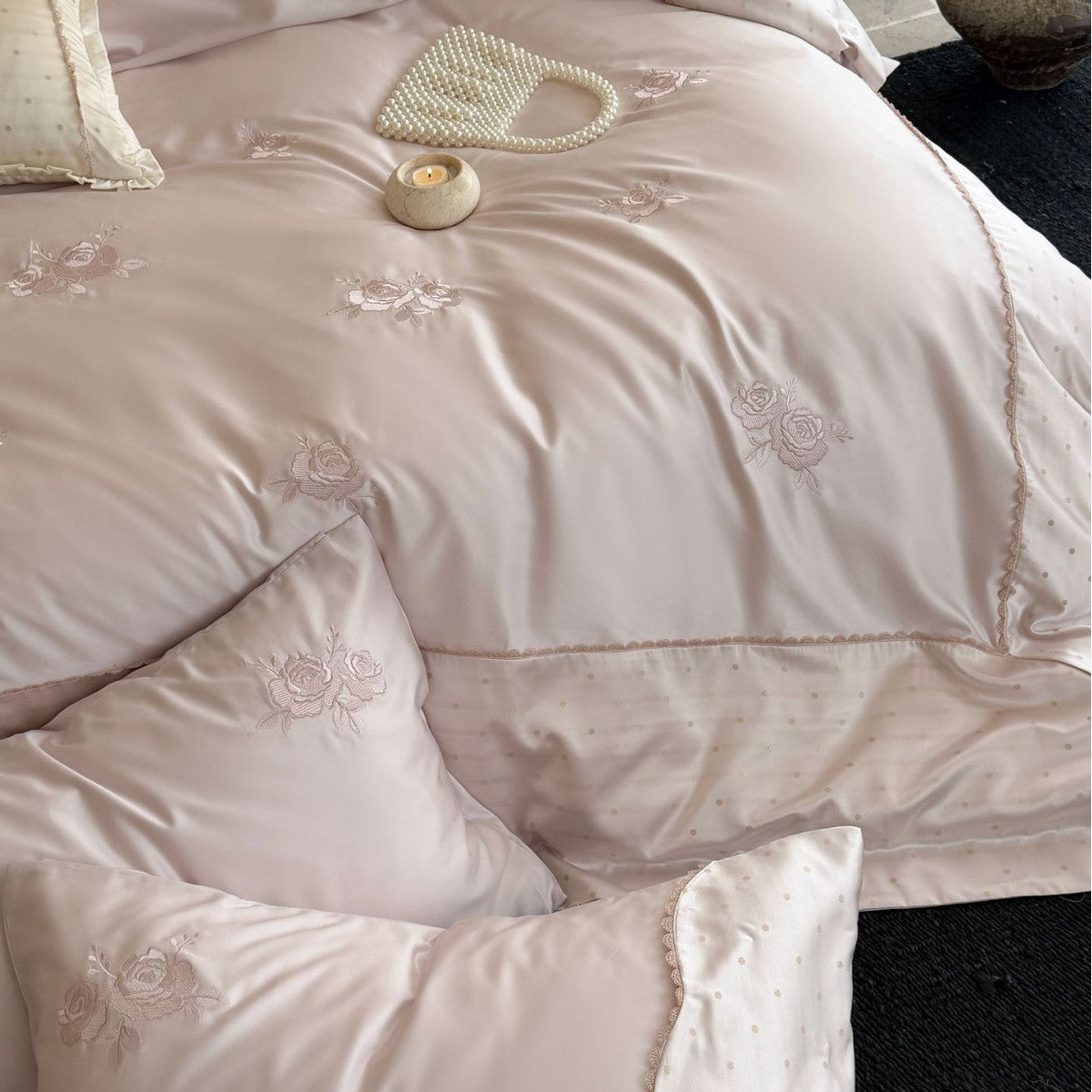 Luxuriöses besticktes Satin Bettwäsche-Set mit gewelltem Saum