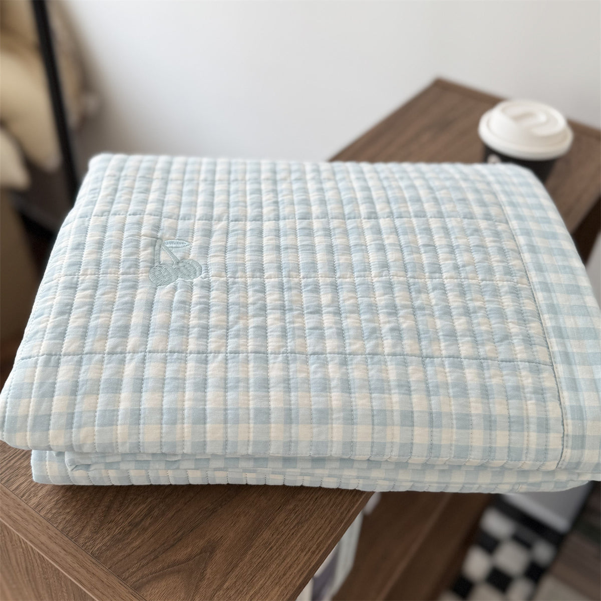 Gestepptes Baumwoll-Tagesdecke mit feiner Streifenstruktur und Kirsch-Stickerei