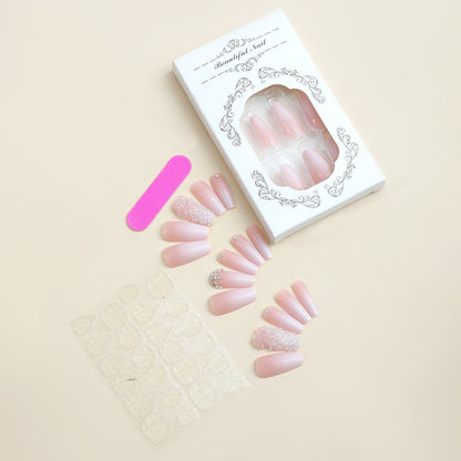 Kunstnagelset mit glamourösen Glitzerakzenten und trendigen Designs Brehn