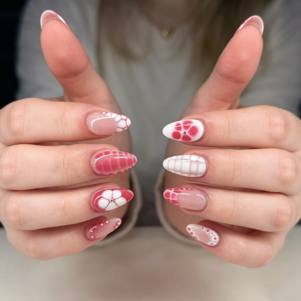 Kreatives Press-On Nagelkunstset mit abstrakten Mustern Brehn