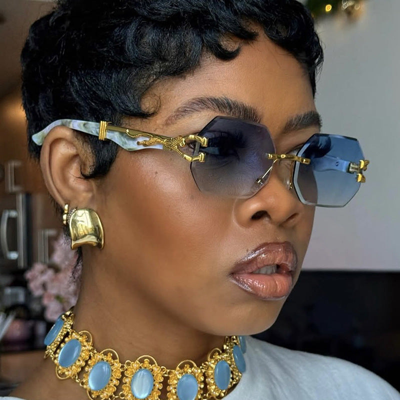Damen modische Sonnenbrille mit extravagantem achteckigem Design und goldenen Akzenten Brehn