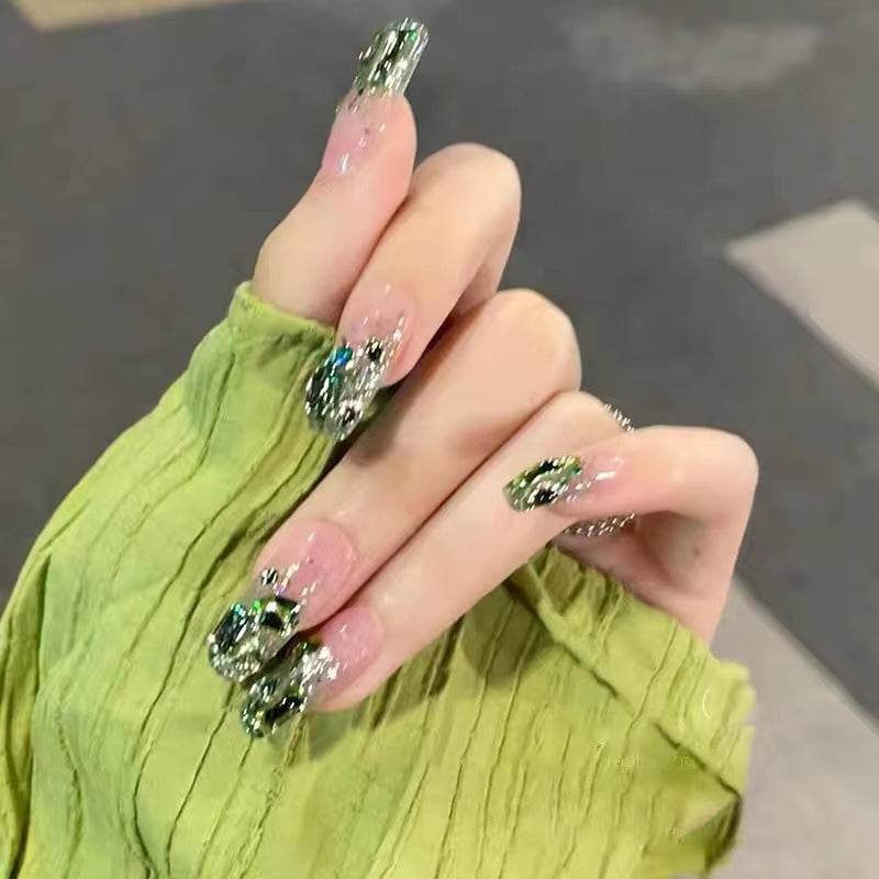 Glitzernde Kunstnägel im modernen Design Brehn