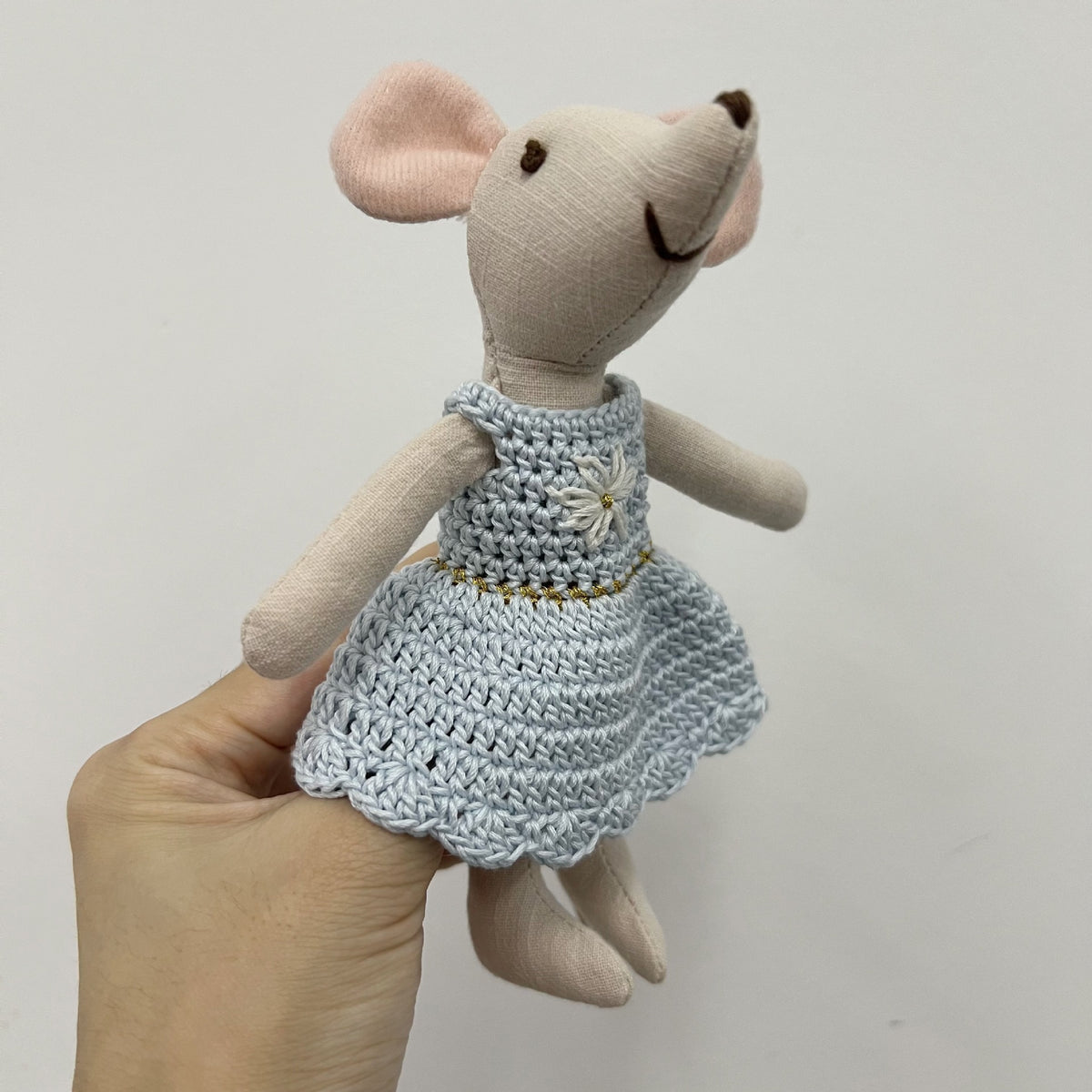 Handgemachte Leinenkaninchenpuppe mit kariertem Baumwollkleid