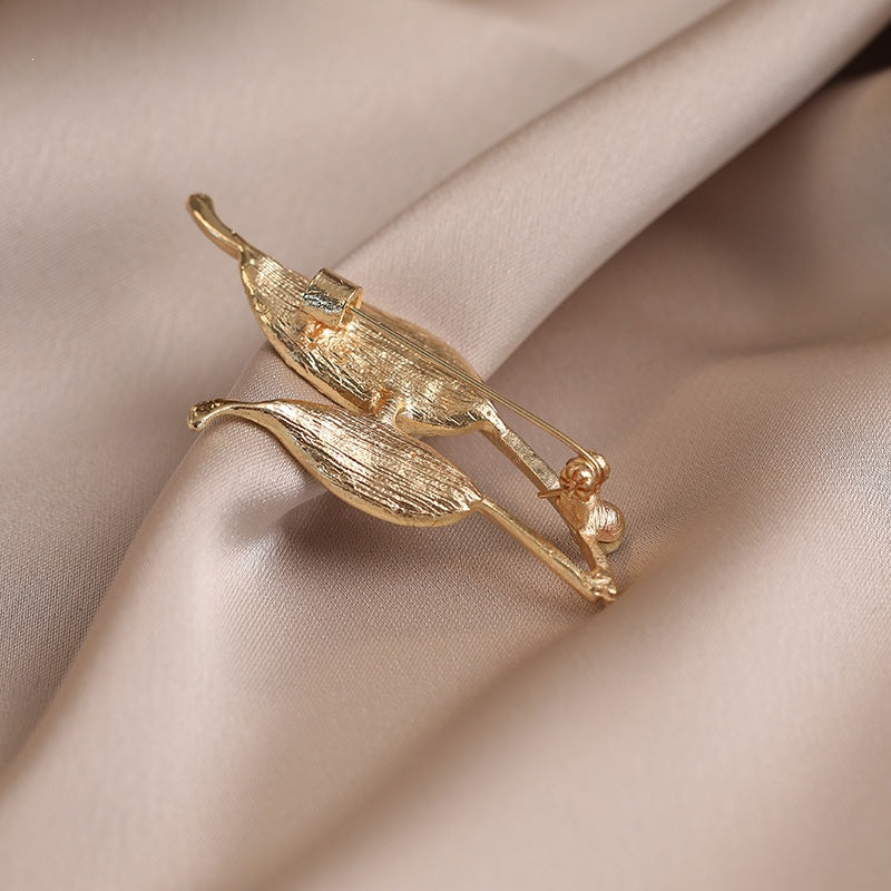 Elegante Brosche mit Blattform und Kristallen Brehn