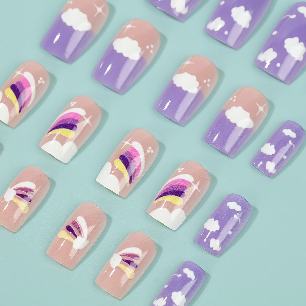 Kreatives Nail Art Set mit bunten Regenbogen- und Wolkenmotiven Brehn