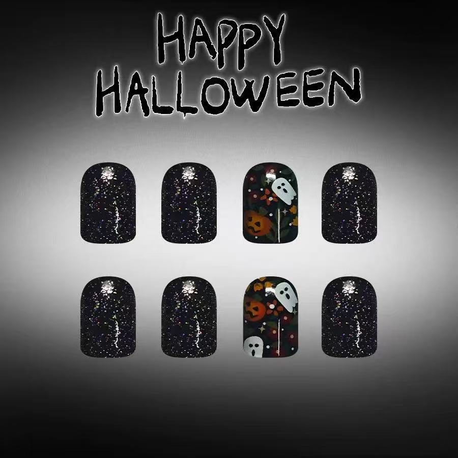 Kunstnagelset mit Halloween-Motiven und Glitzerakzenten Brehn