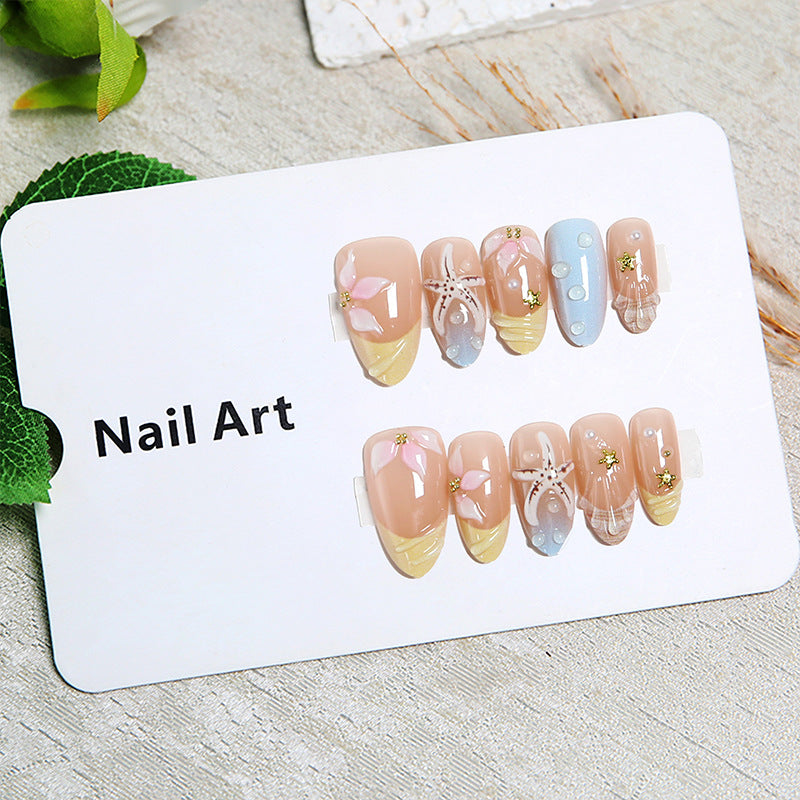 Kunstnägel mit floralen Motiven und Glitzerdetails Brehn