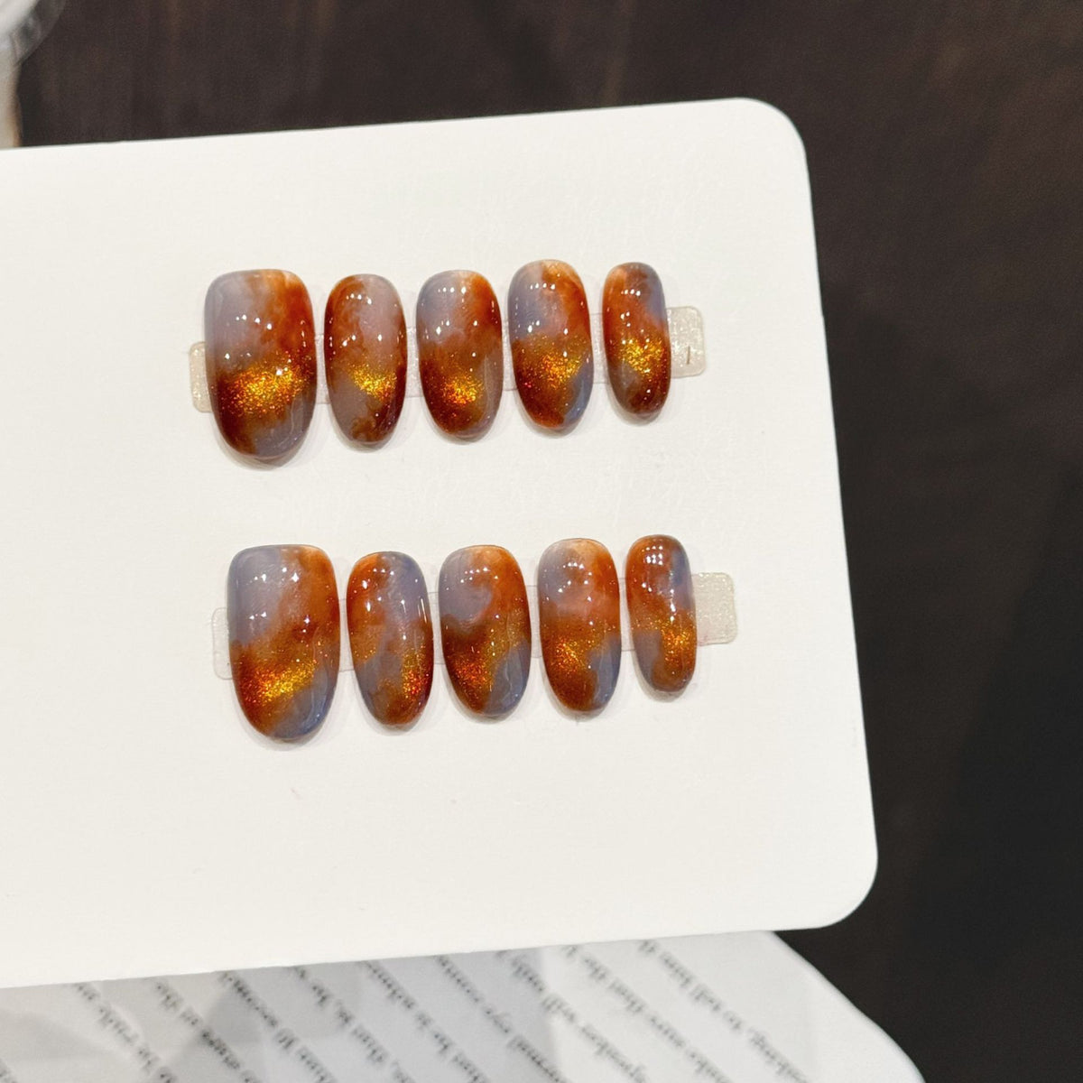 Künstlerisches Ombre Press-On Nagelset mit Glitzerakzenten