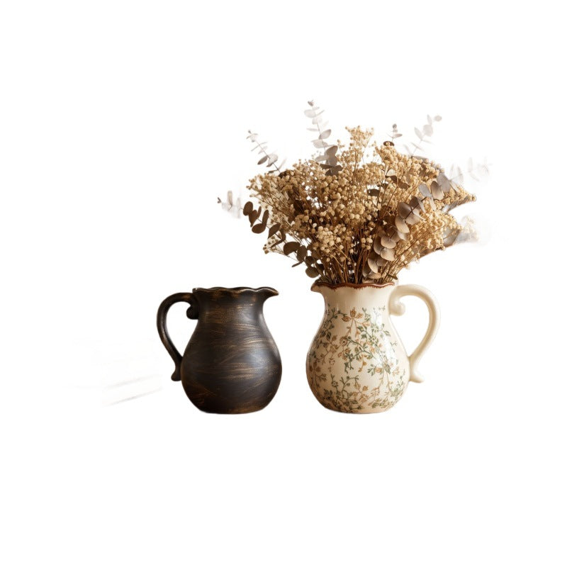 Eleganter Keramikkrug mit floralen Mustern Brehn