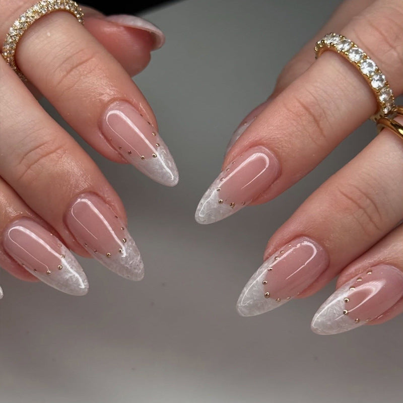 Elegante Stiletto Press-On Nägel mit goldenen Akzenten Brehn