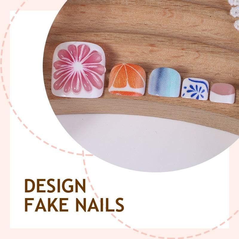 Kreatives Kunstnagelset mit floralen und bunten Designs Brehn