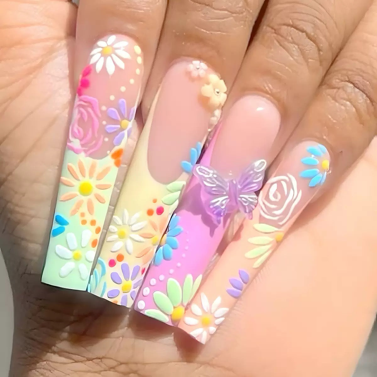 Kunstnägel mit floralen Motiven und 3D-Verzierungen Brehn
