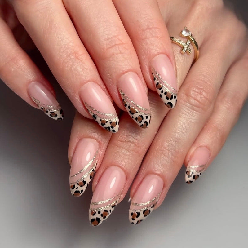 Kunstnagelset mit glamourösem Tierdruck und eleganten Akzenten Brehn