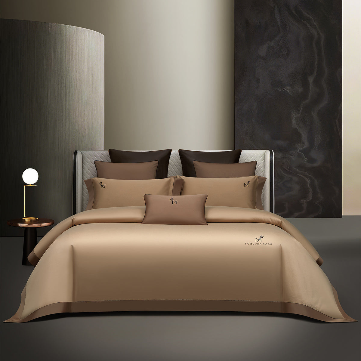 Luxuriöses Satin-Feel Wendebettwäsche-Set mit bestickten Monogramm-Kissenbezügen