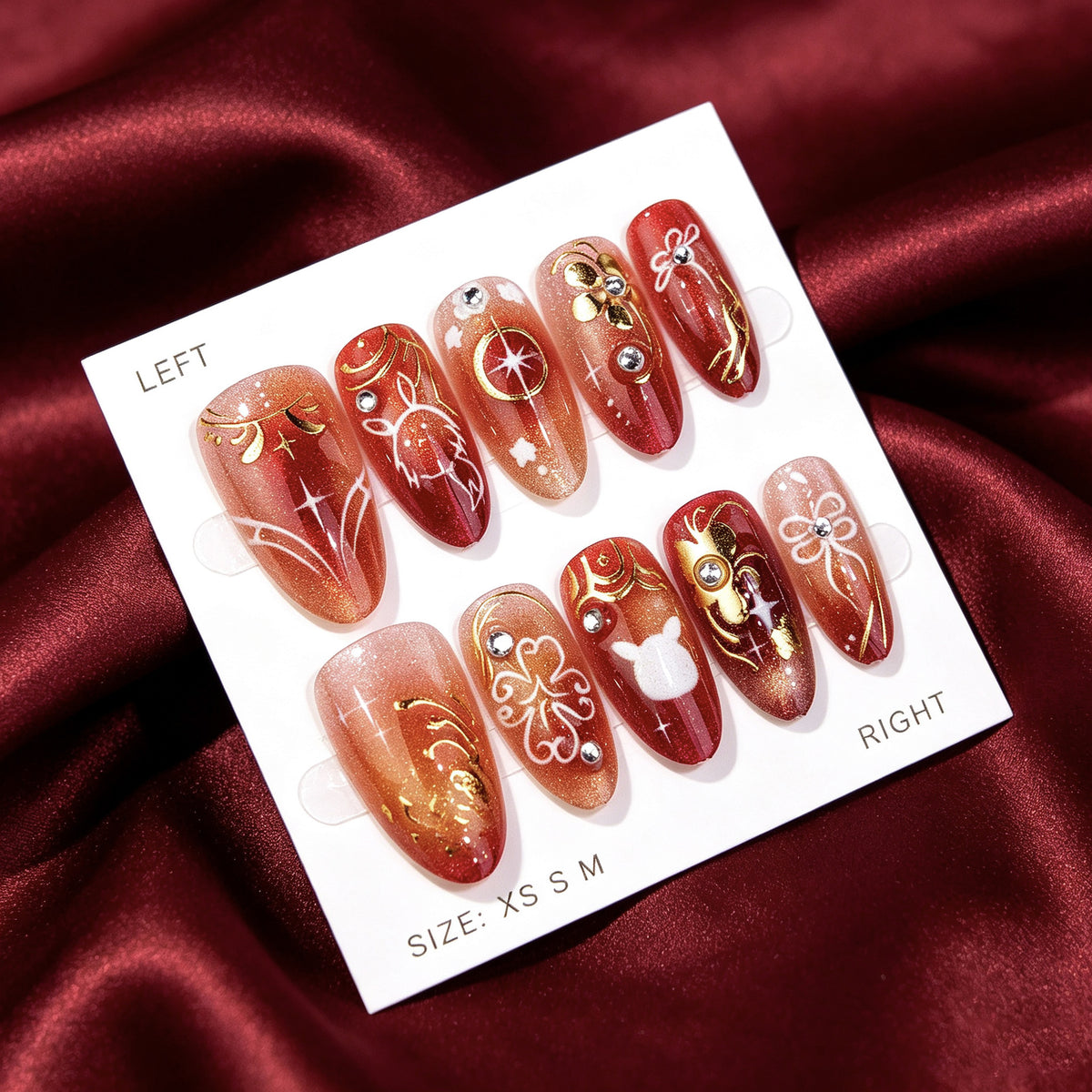 Künstlerisches Press-On Nagelkunstset mit floralen und metallischen Emblemen Brehn
