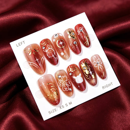 Künstlerisches Press-On Nagelkunstset mit floralen und metallischen Emblemen Brehn
